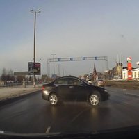 Video: Nemākulīgs 'Opel' vadītājs Krasta ielā izraisa bīstamu autoavāriju