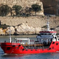 Maltas karaflote pārņēmusi kontroli pār migrantu nolaupīto tankkuģi