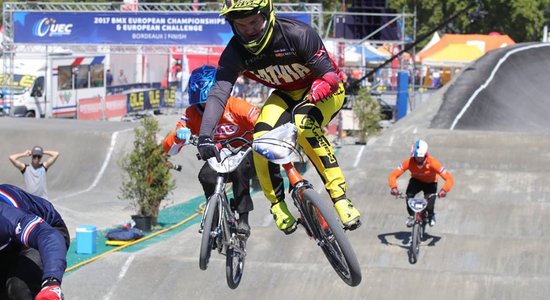 BMX braucēji Strazdiņš un Pētersone izcīna bronzas medaļas PČ junioriem