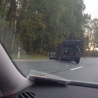 Video: Uz Liepājas šosejas sadūrušās divas automašīnas; satiksme atjaunota