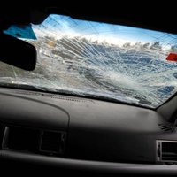 Kazdangā auto nāvējoši notriec gājēju un aizbēg; Rīgā BMW ietriecas četrās automašīnās