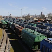 Dzelzceļa kravu pārvadājumu apmērs pirmajā ceturksnī Latvijā sarucis par 49%