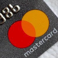 'Visa' un 'Mastercard' Lielbritānijā apsūdz pārmērīgu komisijas maksu iekasēšanā