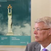 Косит Затлерс траву. Экс-президент счастлив и горд за Латвию в коронавирусный период