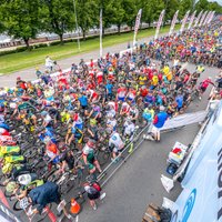 Foto: 3000 dalībnieku startē 'Toyota' Rīgas velomaratonā