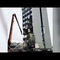 ВИДЕО: В Москве бизнес-центр рухнул на проезжую часть