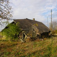 Jaunietis pamestā ēkā nokrīt no otrā stāva