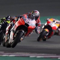 Dovicioso trillera cienīgā stilā uzvar sezonas pirmajā 'MotoGP' posmā