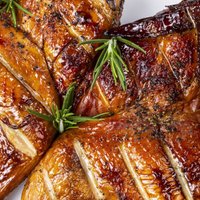10 receptes ar kūpinātas vistas smeķīgo aromātu