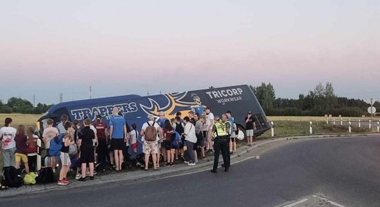 ФОТО. Литва: автобус с детской командой из Латвии вылетел в кювет