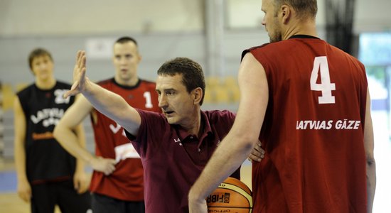 'Nebija gatavi lielām uzvarām...' Pirmais izlases ārzemju treneris atceras Latvijas basketbolu