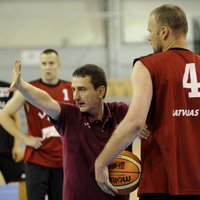 'Nebija gatavi lielām uzvarām...' Pirmais izlases ārzemju treneris atceras Latvijas basketbolu