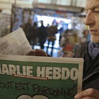 Французы стоят в очередях за новым номером Charlie Hebdo
