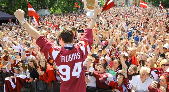 Foto: Līdzjutēju pūļi pie Brīvības pieminekļa sagaida Latvijas hokeja izlasi