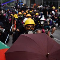 Honkongā atsākas sadursmes starp policiju un protestētājiem