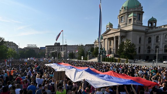 Desmitiem tūkstoši serbu protestē pret valdību un vardarbību - 9