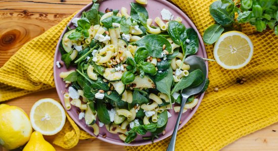 Pastas salāti ar spinātiem, citronu un baziliku