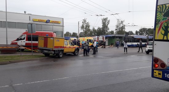 Ķengaragā notikusi divu trolejbusu sadursme; viens iebraucis veikala 'Maxima' sienā