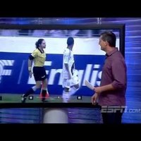 Video: Līnijtiesnese 'ierāda vietu' neapmierinātam futbolistam