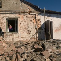 Doņeckā artilēriju apšaudēs iet bojā civiliedzīvotājs; izpostītas dzīvojamās ēkas