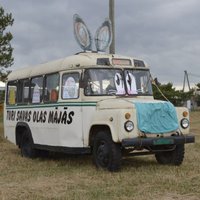 ФОТО: На Лиепайском шоссе стоит советский автобус в виде пасхального зайца