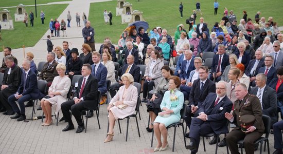 Foto: Valsts amatpersonas un ticīgie Aglonā svin baznīcas svētkus