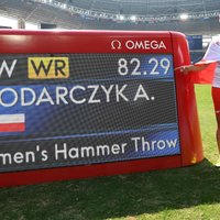Poļu vesera metēja Vlodarčika labo pasaules un olimpisko rekordu un izcīna zeltu Rio