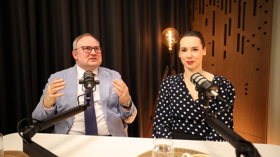 Pirmos trīs mēnešus "love bombing", pēc tam konflikts – psihiatri par narcisiem politikā