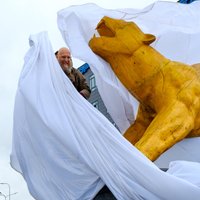 Foto: Pārdaugavā atklāta Aigara Bikšes skulptūra 'Lauvas pamošanās'