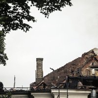 Ugunsdzēsējs: ņemot vērā platību, grūti noteikt, kur sākās ugunsgrēks Rīgas pilī