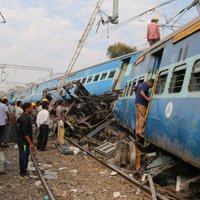 Десятки человек погибли при крушении поезда в Индии