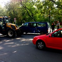Pie Botāniskā dārza avarē busiņš un traktors