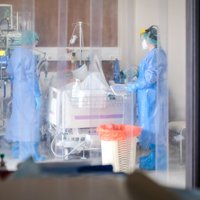 Slimnīcās esošo Covid-19 pacientu skaits Latvijā sarucis līdz 583