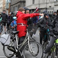 Foto: Velobraucienā 'Kritiskā masa' pievērš uzmanību infrastruktūras problēmām