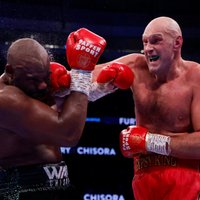 Fjūrijs ar nokautu uzvar Čisoru un aizstāv WBC čempiona jostu