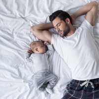 Специалисты объяснили, почему родителям не стоит спать в одной кровати с грудным ребенком