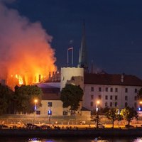 Rīgas pils ugunsgrēkā vainojami nedroši būvdarbi; policijai trīs aizdomās turamie