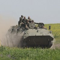 'Reuters' pie Ukrainas robežas novēro masīvu Krievijas spēku koncentrēšanos; tehnikai noņemti numuri, karavīriem uzšuves