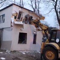Video: Būvvalde ar traktoru nojauc patvaļīgi uzbūvētu privātmāju Ormaņu ielā