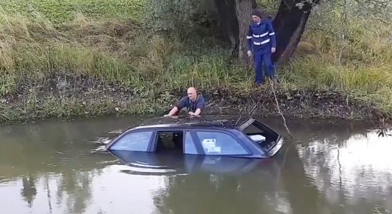 Video: Tukumā BMW nebija izvēlējies drošu ātrumu un ielidojis grāvī ar ūdeni