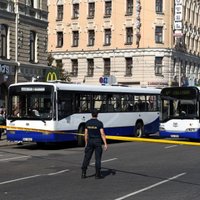 Foto: Sapieri uzspridzina aizdomīgu maisiņu; Rīgas centrā milzu sastrēgums