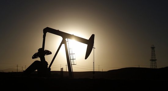 После решения ОПЕК не сокращать квоты на добычу нефть резко подешевела