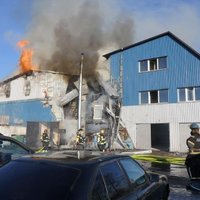 Video: Pamatīgs ugunsgrēks Tallinas autoservisa ēkā