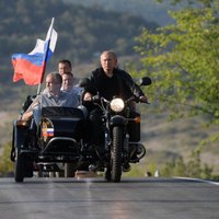 Putinu aicina saukt pie atbildības par braukšanu ar motociklu bez ķiveres