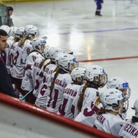 Latvijas hokejistes 'sausā' pieveic Islandi