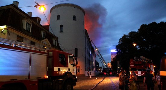 Miris viens no Rīgas pils ugunsgrēka krimināllietā apsūdzētajiem