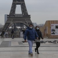 Parīzē atkal būs jāvalkā sejas maskas ārpus telpām
