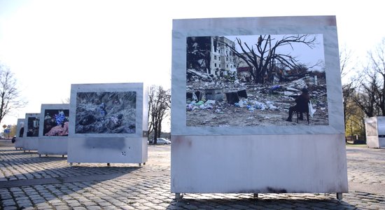 Фотовыставка о военных буднях Украины перемещена на площадь напротив посольства России