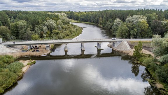 Strenčos atklāts pārbūvētais tilts pār Gauju