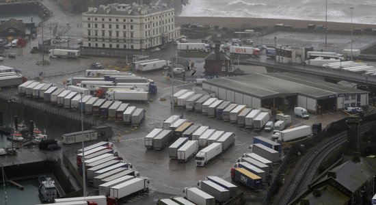 Lielbritānijā pie Lamanša tuneļa iestrēgušo kravas mašīnu skaits sarucis zem 200